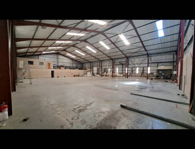 2,250M² FACTORY TO LET IN ALTON